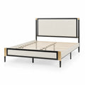 Cama de metal con tapizado beige y detalles dorados